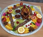 سینی چهار نفره کباب کوبیده با مرغ شکم پر